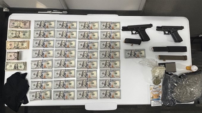 Agentes frenan a un reincidente y decomisan armas, drogas y más de $33.000