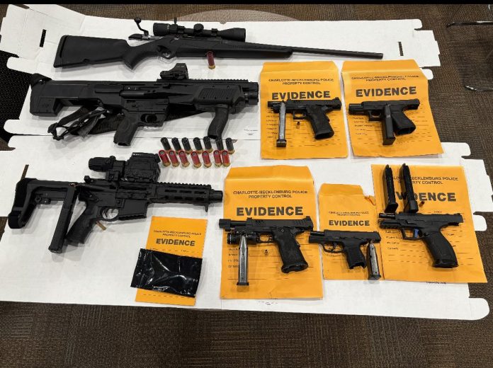 36 arrestos, entre ellos cuatro menores de edad, en operativo en Uptown Charlotte