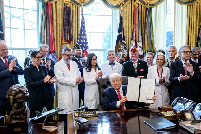 Trump firma orden para impulsar la investigación del cannabis