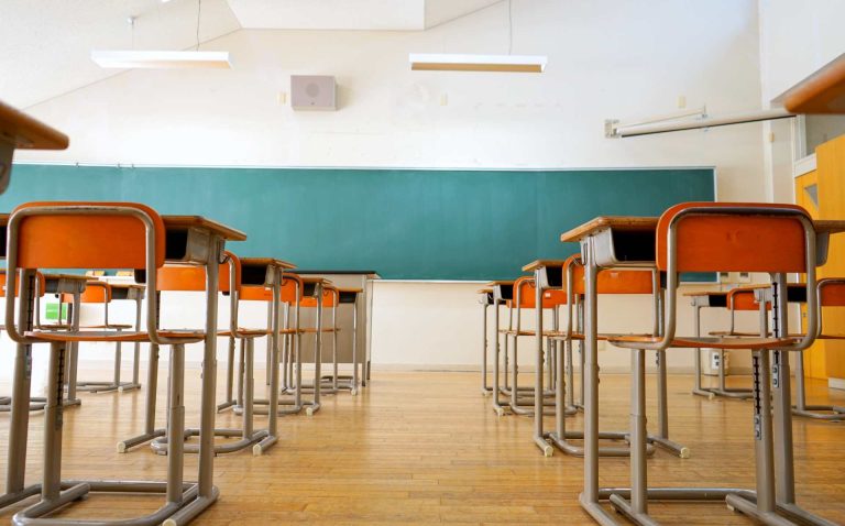 Informe destaca los impactos positivos de las aulas sin teléfonos celulares