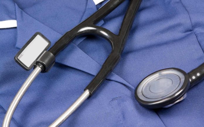 La acusaron de ejercer la enfermería sin licencia y robar medicamentos a un paciente