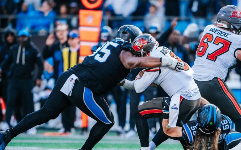 Panthers y Buccaneers definirán la división en un duelo decisivo el próximo sábado