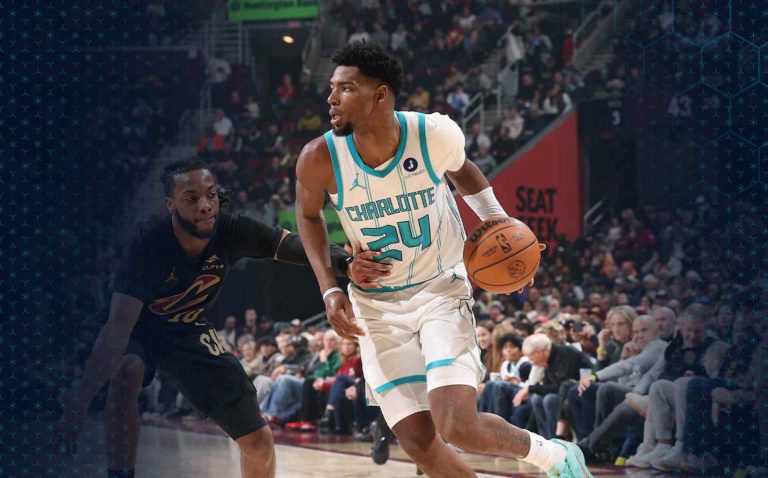 El triple de Miller envía el juego a tiempo extra y los Hornets vencen