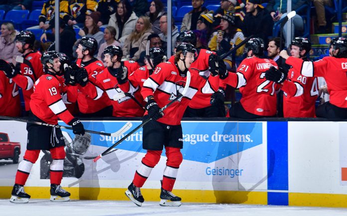 Charlotte Checkers patinan y ganan a los Penguins