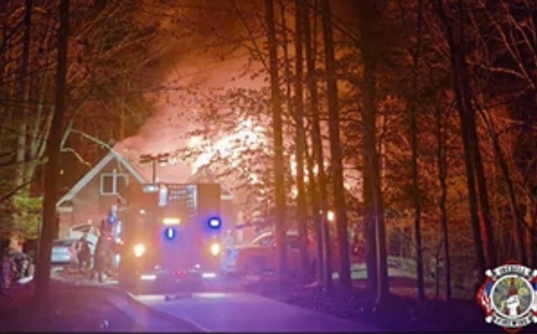 Incendio nocturno moviliza a bomberos de Troutman y deja una vivienda destruida