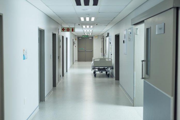 Murió migrante indocumentado bajo custodia de ICE en hospital de Texas