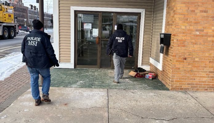 Arrestan a exconvicto acusado de robar un fusil M16 de un vehículo del FBI