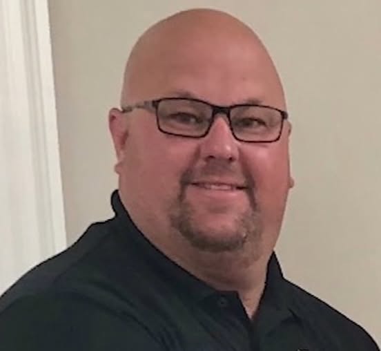 Arrestan a jefe policial de Newton Grove por presuntos delitos sexuales y espionaje