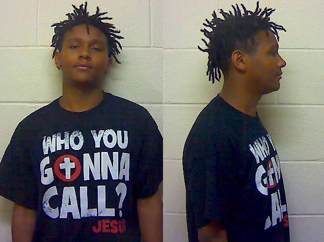 Autoridades buscan a joven acusado de allanamiento armado