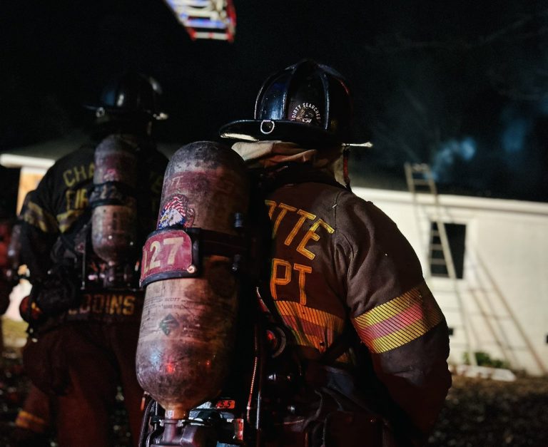 Incendio en Charlotte moviliza a 60 bomberos y deja un herido leve