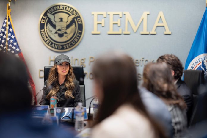 Noem aumenta el bono para la autodeportación a $2.600