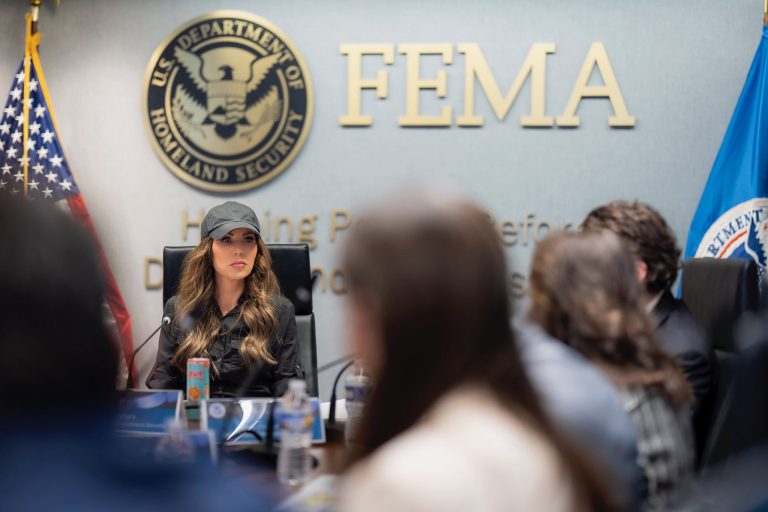 Noem aumenta el bono para la autodeportación a $2.600