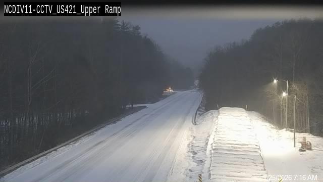 El gobernador Stein brinda actualizaciones sobre la tormenta invernal que impacta NC