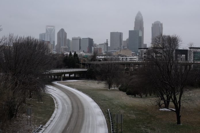 Oficinas y servicios de Mecklenburg abrirán con retraso este martes 27 de enero