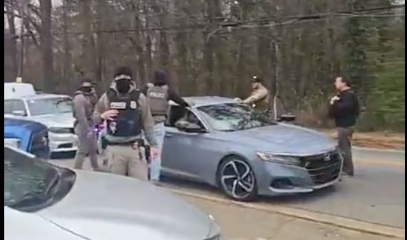 Agentes de ICE agreden a dos ciudadanos de EE.UU. en Salisbury