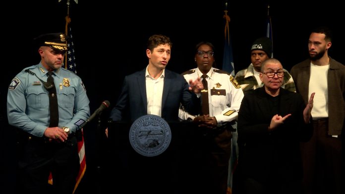 Alcalde exige expulsión de ICE tras la muerte de una mujer