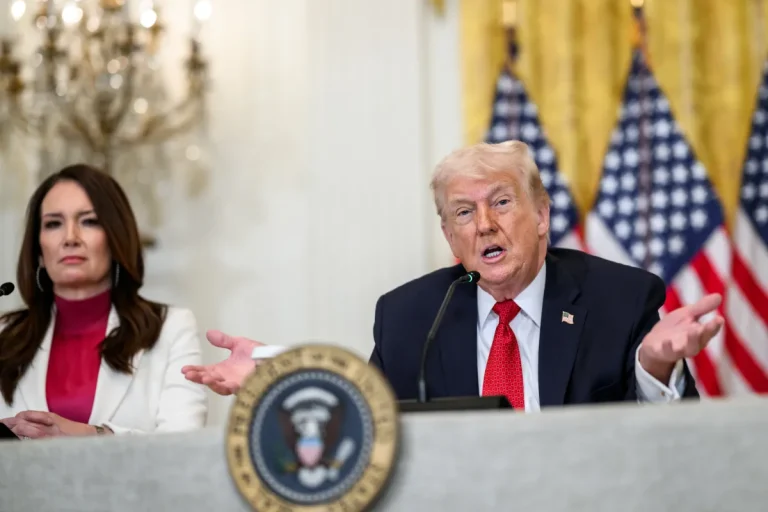 Trump destaca el récord en deportaciones y la caída del precio de la gasolina