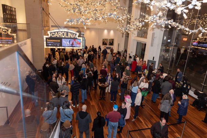 Sala llena y emoción comunitaria en estreno de The Changebaker