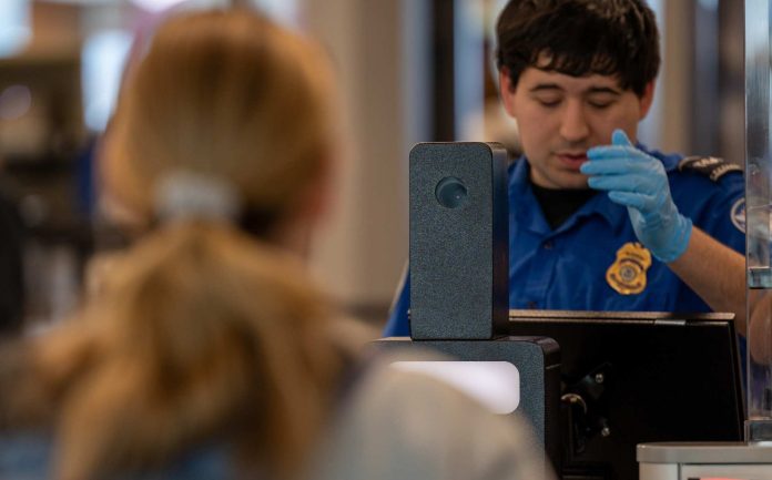 Comienza la tarifa de confirmación de identidad para pasajeros seleccionados