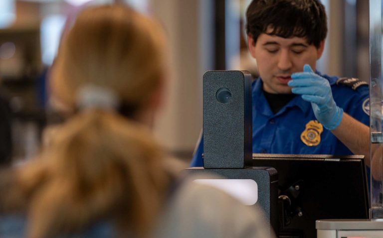 Comienza la tarifa de confirmación de identidad para pasajeros seleccionados