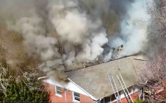Incendio en Charlotte deja una vivienda con daños y tres personas desplazadas