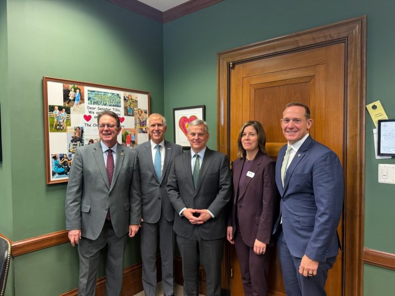 Gobernador Stein continúa abogando por la recuperación del oeste de NC