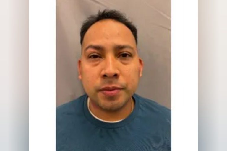 Arrestan a migrante indocumentado tras violento asalto a oficiales federales