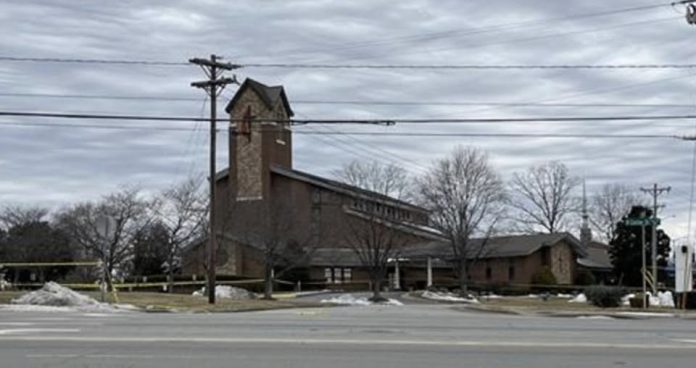 Incidente armado frente a una iglesia deja a un hombre herido y abre investigación