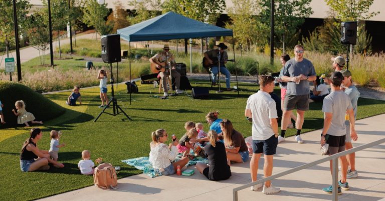 Evento social de primavera en Savona Mill