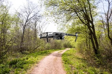 Dron policial localiza y rescata a familia extraviada en senderos de Jesse Helms Park