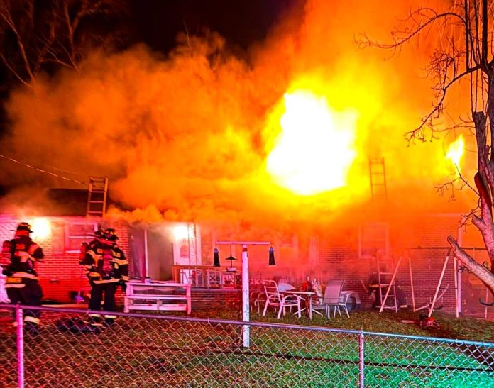 Voraz incendio arrasa vivienda y vehículos en Kannapolis