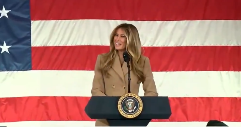 Melania Trump en Fort Bragg: "Las cartas de amor fortalecen a nuestras tropas".