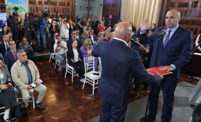 Designan a Larry Devoe como fiscal general en Venezuela