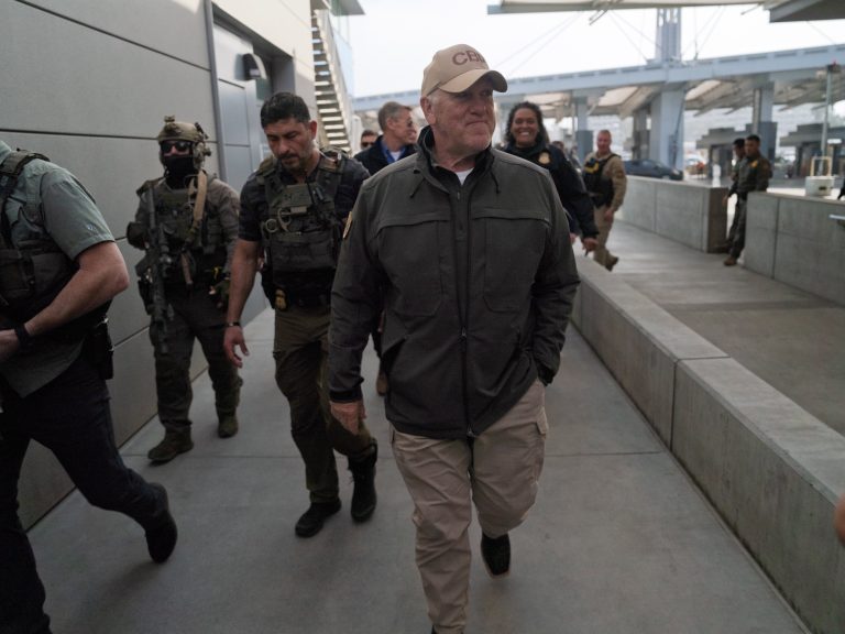 Tom Homan: Las redadas continuarán pese al cierre del DHS