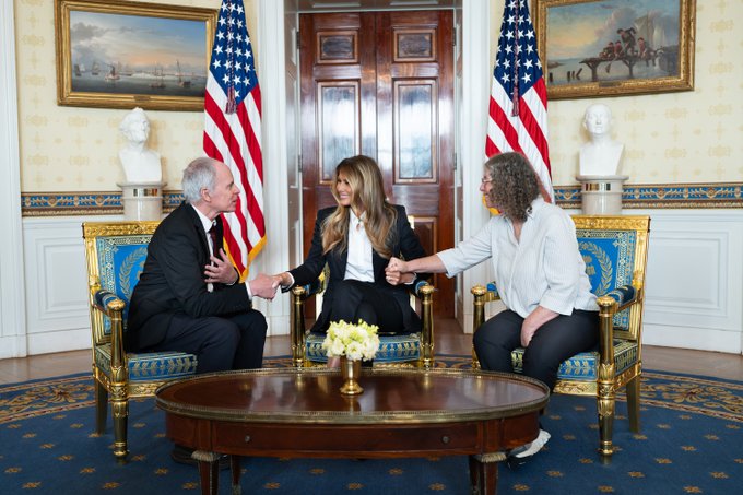 Melania Trump se reúne con rehén liberado de Hamás