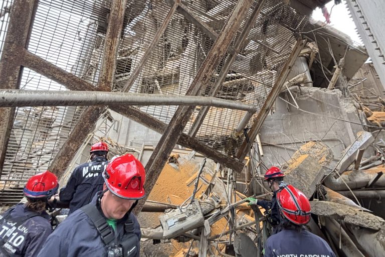 Investigan causas de la explosión y derrumbe en planta de granos en NC