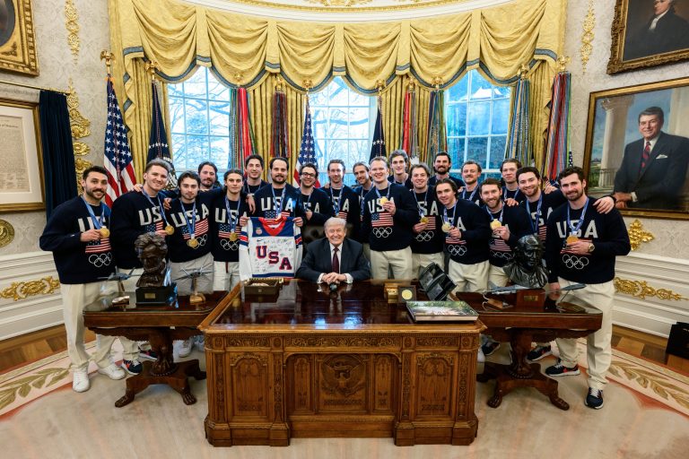 Trump recibe a los campeones olímpicos de hockey tras histórica hazaña