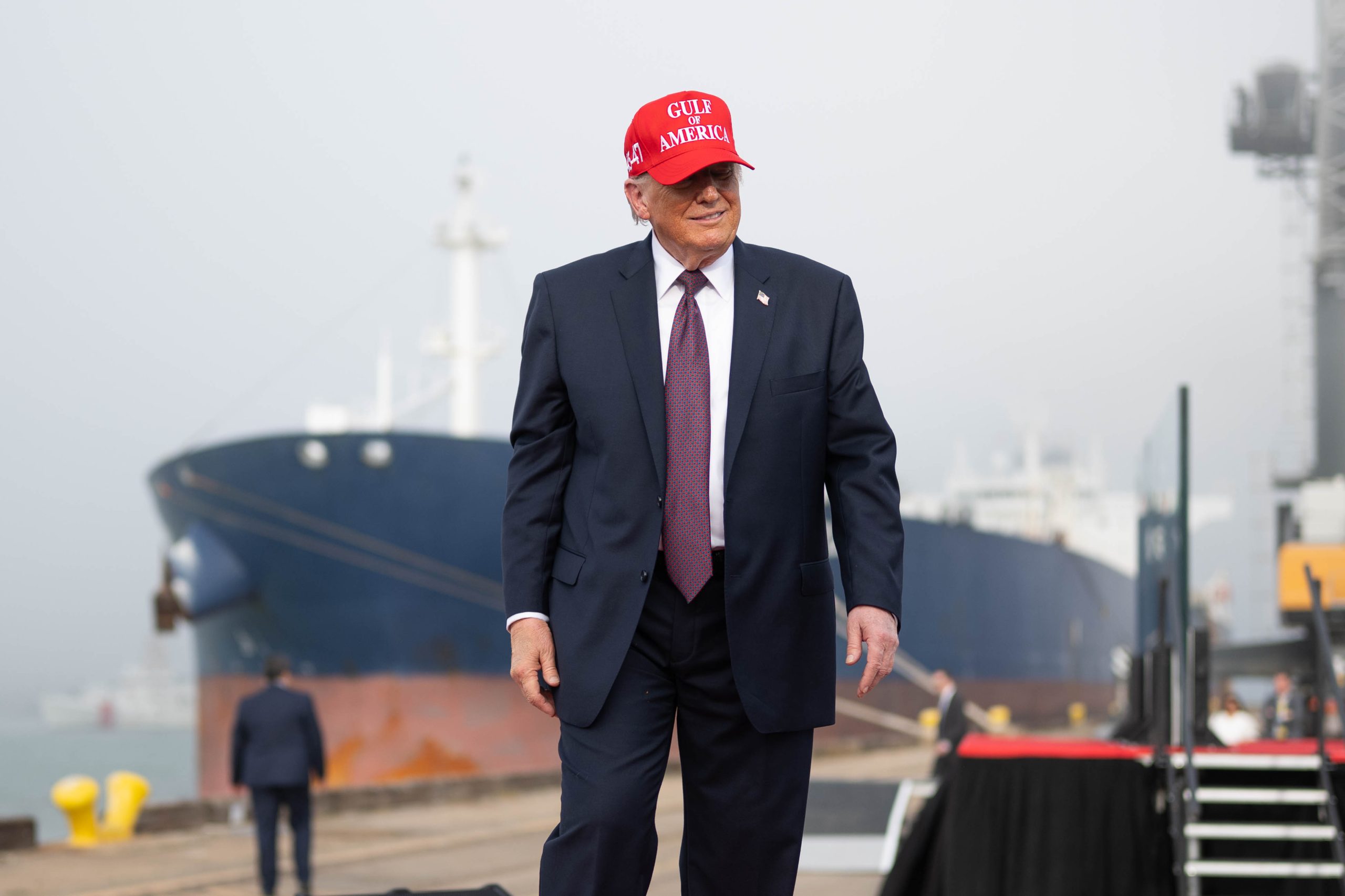 Trump exalta a los trabajadores y propone nuevas tarifas a visas H-1B