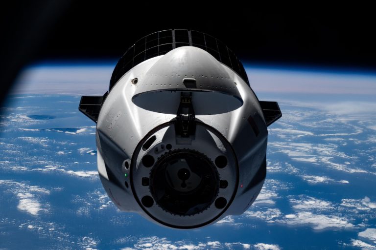 SpaceX Dragon regresa a la Tierra con tesoros científicos de la EEI