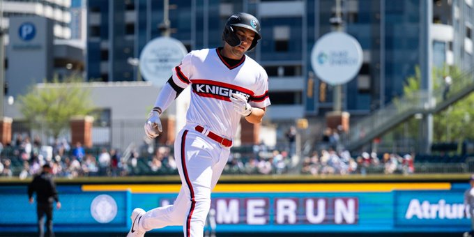 Los Knights barren a los Bulls y comienzan con un récord