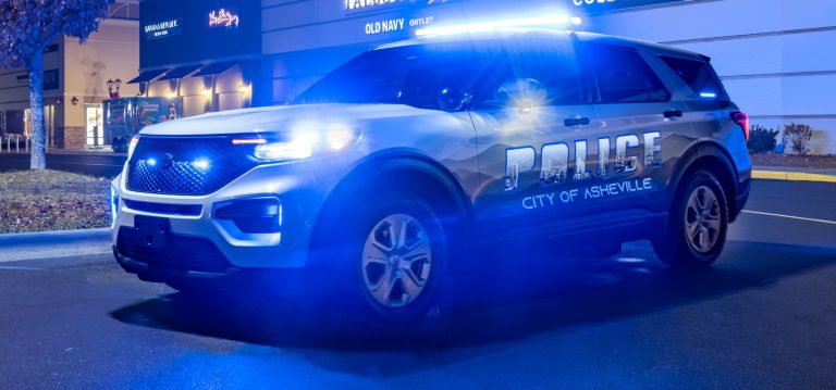 Arrestan a hombre por tiroteo contra vehículo en movimiento en Asheville