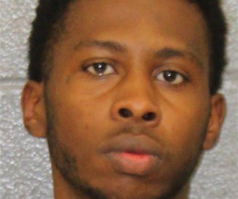 Autoridades buscan a sospechoso de agresión armada tras incidente en motel