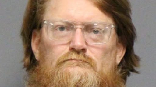 Arrestan a hombre por espionaje y explotación sexual de un menor