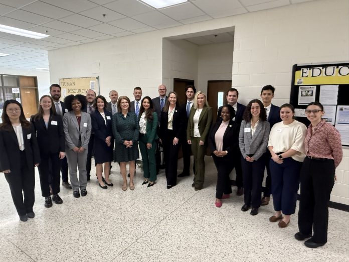 Las primeras damas visitan una clínica de restauración de licencias de conducir