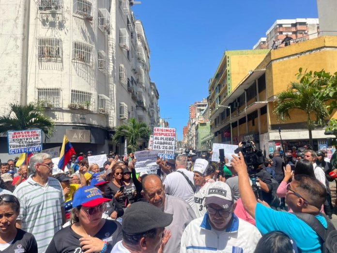 Trabajadores venezolanos desafían bloqueos en marcha por salarios