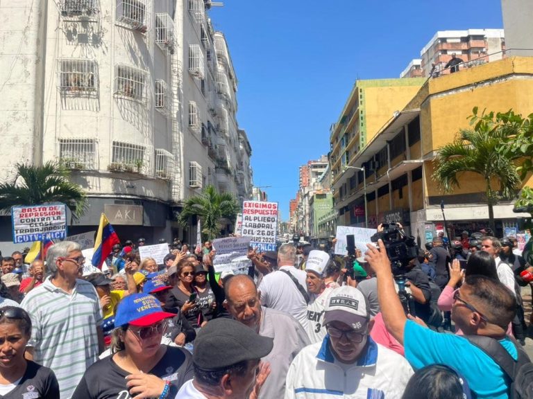 Trabajadores venezolanos desafían bloqueos en marcha por salarios