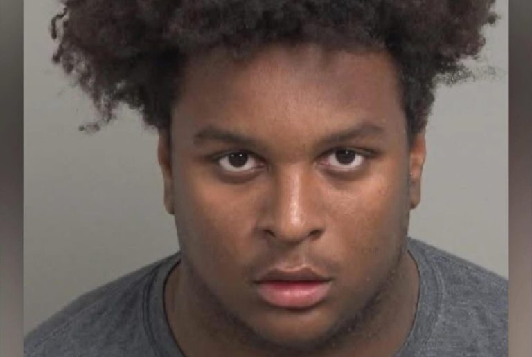 Acusan a entrenador por delitos contra estudiantes en colegio católico