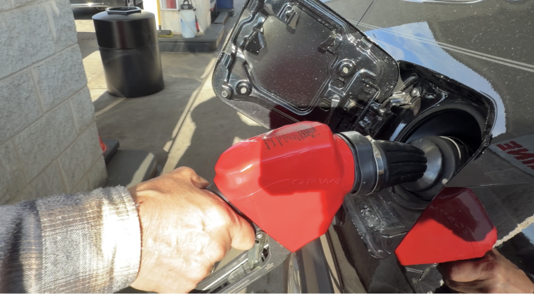 Gasolina supera los 4 dólares en EE.UU. ante tensiones con Irán