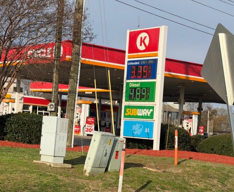 Conflicto con Irán sube la gasolina en Charlotte y golpea el bolsillo de conductores
