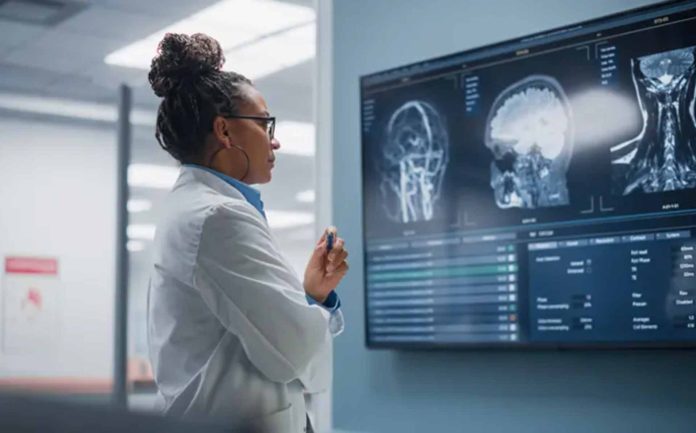 Advocate Health otorgará $200.000 en becas para estudiantes de salud y STEM